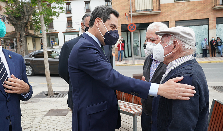El presidente de la Junta saluda a los vecinos de Albolote durante su visita al municipio.