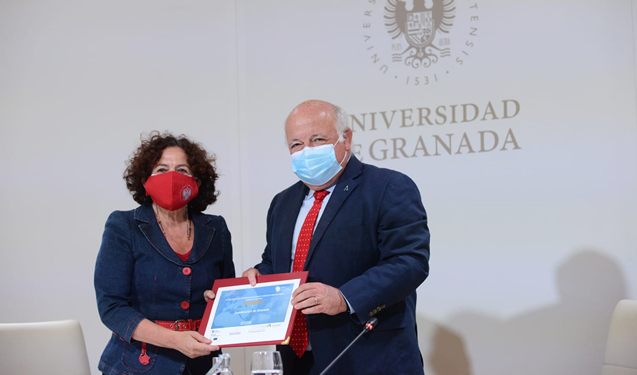 El consejero de Salud y Familias, Jesús Aguirre, y la rectora de la Universidad de Granada, Pilar Aranda.