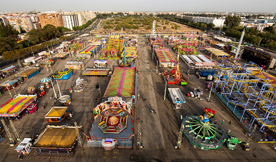 El complejo de atracciones Vive Park, instalado en Sevilla como medida alternativa a la Feria de Abril. (Foto EFE)
