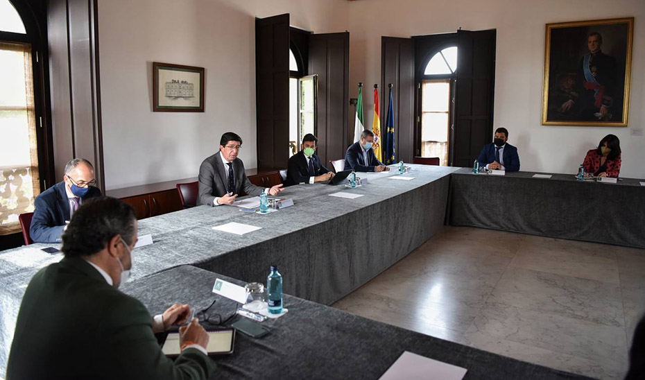 El vicepresidente de la Junta, Juan Marín, reunido con los delegados territoriales de Administración Local.