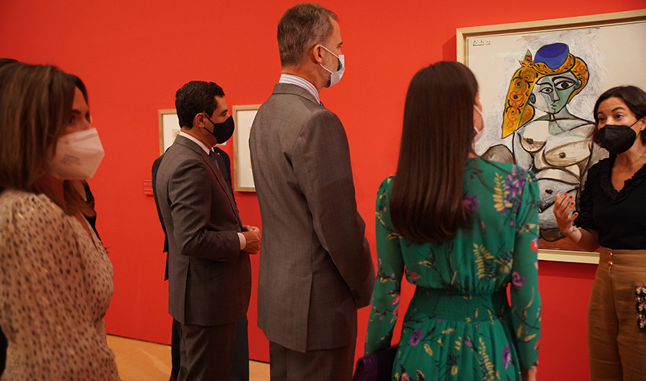 Moreno, junto a los Reyes, recorren la exposición Odalisca, en la Alhambra de Granada.