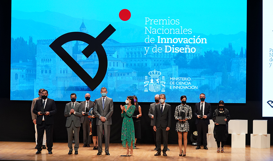 Juanma Moreno acompaño a los Reyes en el acto de entrega de los Premios Nacionales de Diseño.