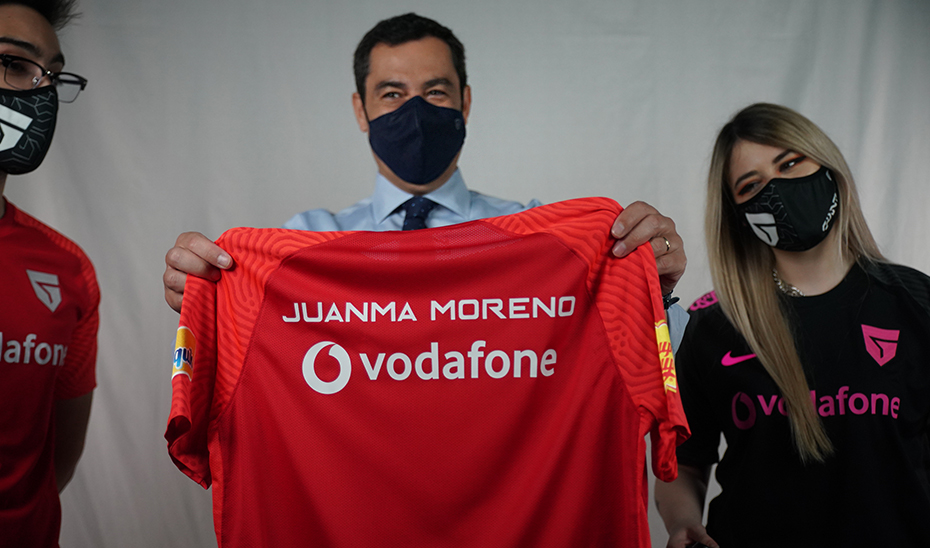 Moreno posa con una camiseta en el acto de inauguración del nuevo complejo para e-sports.