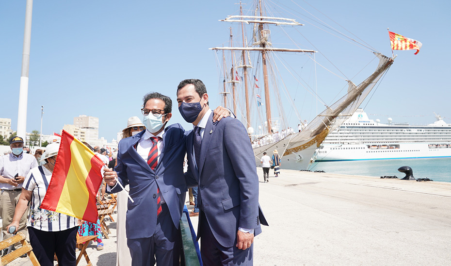 El presidente se fotografía junto a un ciudadano delante del buque escuela Juan Sebastián Elcano en Cádiz.