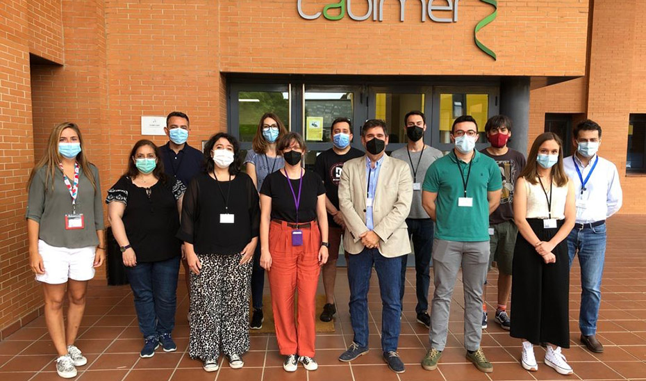 El grupo de investigación andaluz liderado por el científico Benoit Gauthier a las puertas de Cabimer.