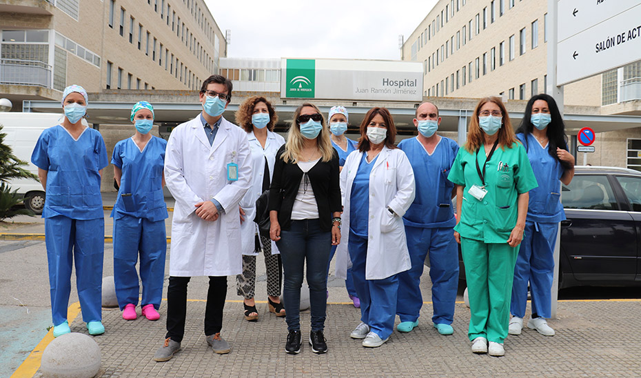 El equipo médico del Hospital Juan Ramón Jiménez que ha realizado el trasplante de córnea junto a la donante.