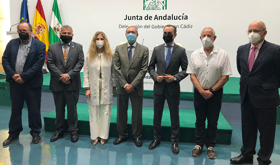 El consejero Rogelio Velasco, con los responsables de la puesta en marcha del Centro de Fabricación Avanzada de Cádiz.