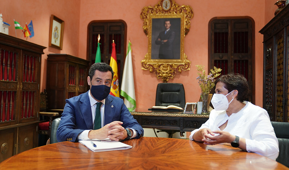 El presidente Juanma Moreno, junto con la alcaldesa de Huéscar, Soledad Martínez.