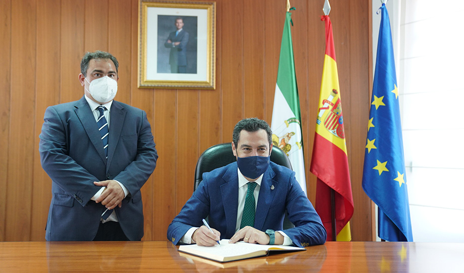 Juanma Moreno firma en el Libro de Honor del Ayuntamiento de Cogollos de Guadix.