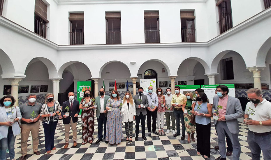 Crespo encabezó la visita de la comisión parlamentaria a la Sierra de Cádiz para conocer el proyecto piloto de economía circular.