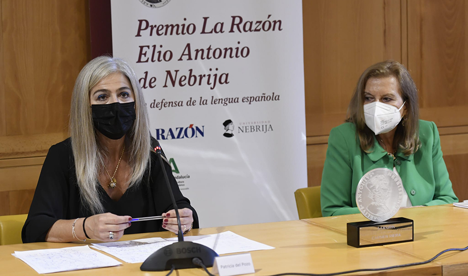 La consejera Patricia del Pozo, junto a la galardonada con el Premio La Razón Elio Antonio de Nebrija, Carmen Riera.