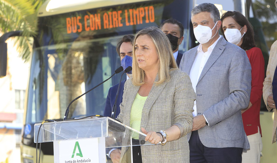 La consejera de Fomento, Marifrán Carazo, este martes presentando el sistema antiCovid que limpiará el aire de los autobuses.