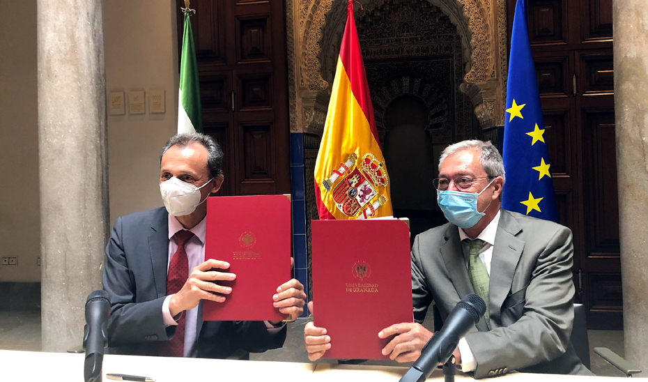 El consejero de Transformación Económica, Rogelio Velasco, y el ministro de Ciencia, Pedro Duque, mostrando el convenio firmado.