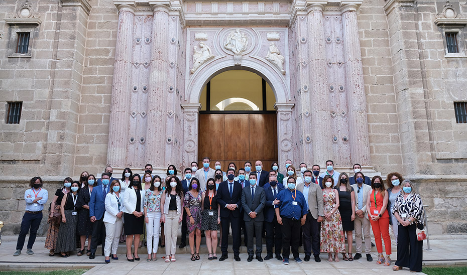 Foto de Juan Marín con parlamentarios, cargos y colaboradores tras aprobarse la Ley.