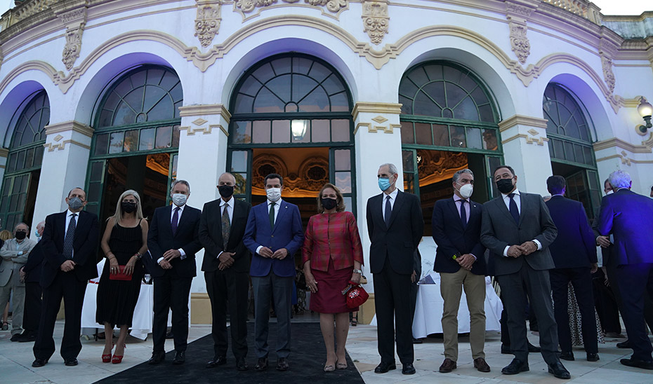 Moreno y el resto de autoridades con los arquitectos premiados, Antonio Cruz y Antonio Ortiz.