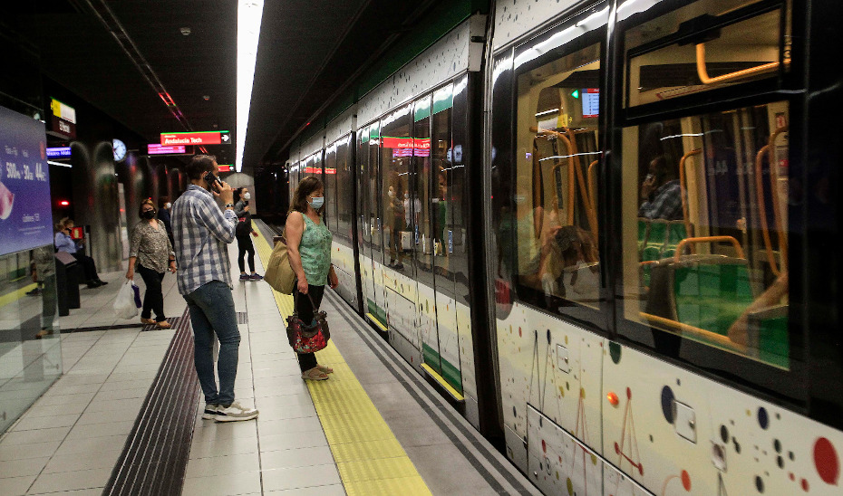 Pasajeros esperan para acceder al metro, en Málaga.