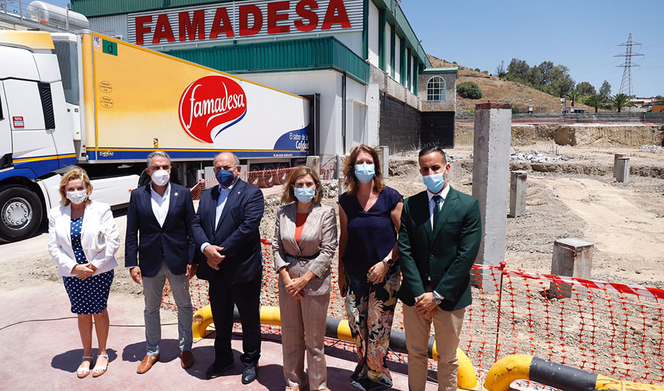 El consejero de la Presidencia, Elías Bendodo, y la consejera de Empleo, Rocío Blanco, junto a otros responsables presentes en la visita a Famadesa.