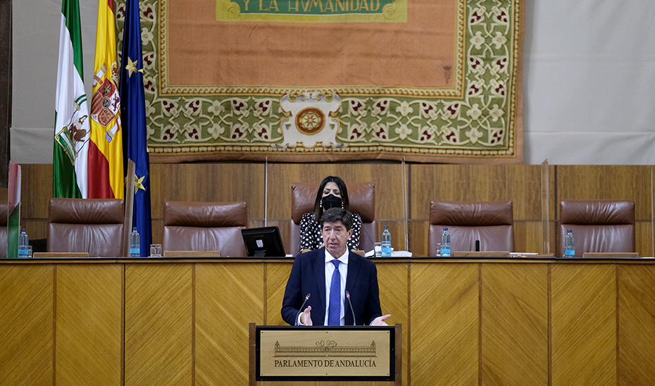 El vicepresidente de la Junta, Juan Marín, se dirige al pleno del Parlamento desde la tribuna.