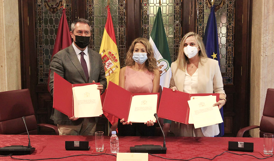 La consejera Marifrán Carazo, junto a la ministra Raquel Sánchez y el alcalde de Sevilla, Juan Espadas.