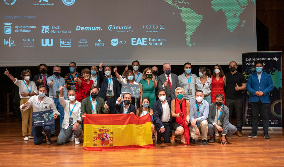 Foto de familia de los galardonados tras la ceremonia celebrada anoche en Marbella.