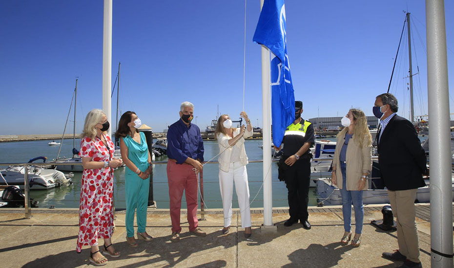 La consejera de Fomento iza la bandera azul concedida a las instalaciones portuarias gaditanas.