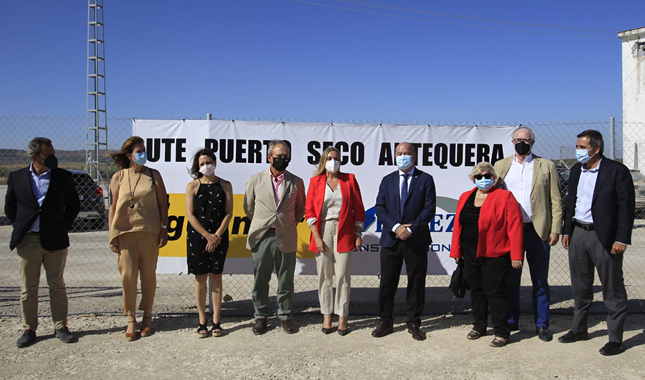 La consejera de Fomento, junto con el resto de autoridades, en Puerto Seco.