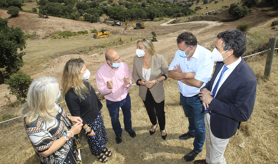 La consejera Marifrán Carazo en el lugar donde se realizan las obras del nuevo acceso a Alcalá del Valle.