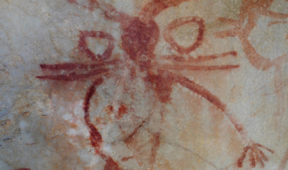 Una de las figuras antropomorfas, con detalles de aretes y en los brazos.