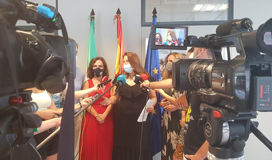 La consejera Carmen Crespo atiende este jueves a los medios de comunicación tras la reunión de trabajo celebrada en Almería.
