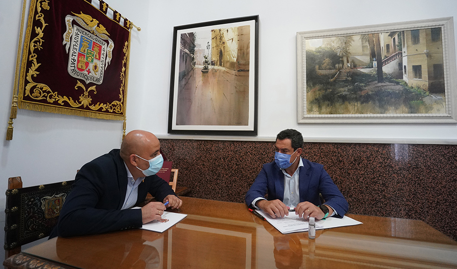 El presidente andaluz se reunió con el alcalde de Huércal-Overa en el ayuntamiento.