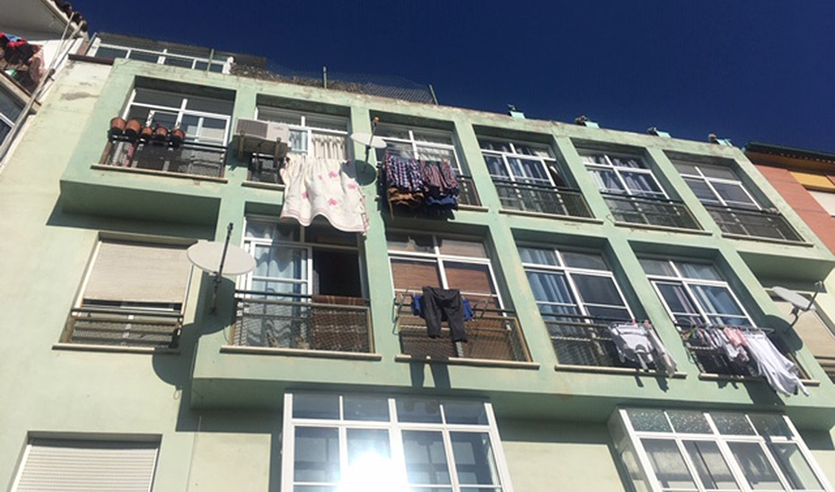Edificio de viviendas de la calle Gómez de Salazar, 21, donde se van a ejecutar parte de los trabajos.