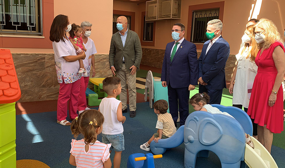 El consejero Javier Imbroda, durante su visita a la Escuela Infantil Los Romeros, en Andújar.