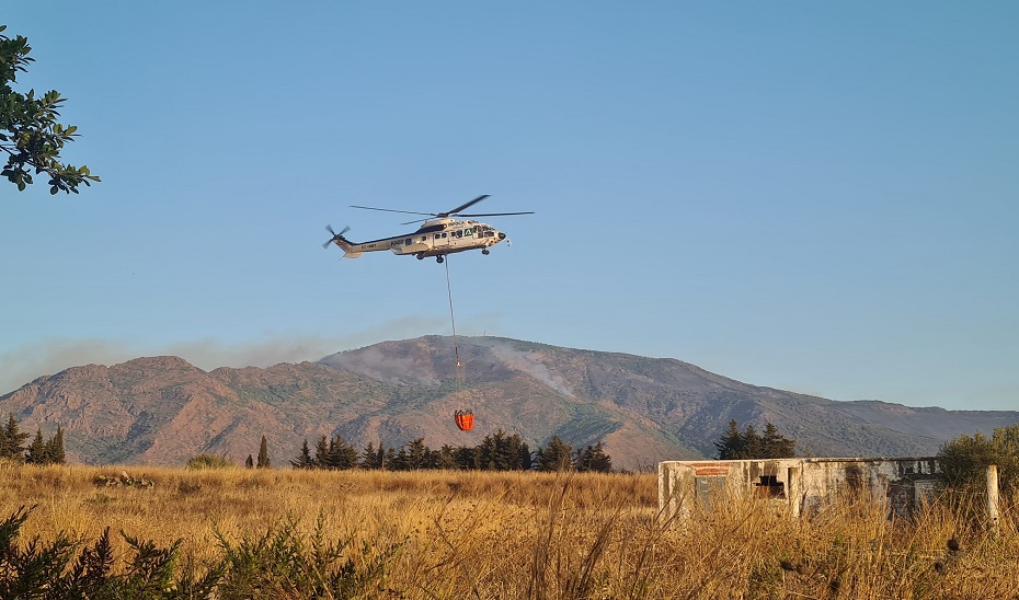 Medios aéreos de extinción en el incendio forestal de Sierra Bermeja.