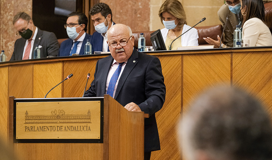 Aguirre se dirige a los diputados andaluces desde la tribuna del salón de Pleno del Parlamento.