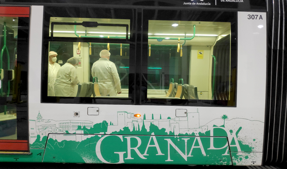 Técnicos, equipados con sus EPI, comprueban las labores de desinfección en el interior de un vagón del metro de Granada.