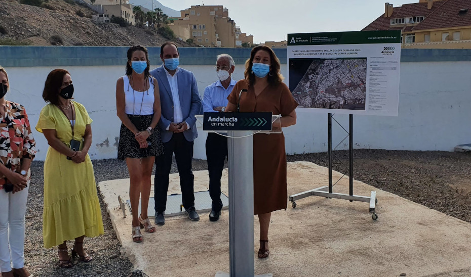 La consejería Carmen Crespo presenta el proyecto de abastecimiento de agua desalada de Roquetas de Mar, en Almería.