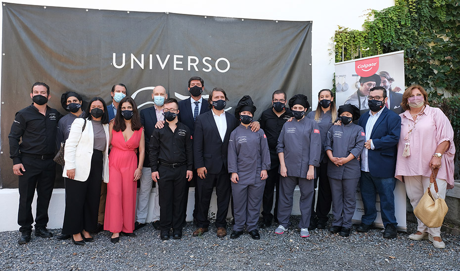 El vicepresidente de la Junta, con los responsables y los alumnos del curso organizado por la Fundación Universo Accesible.