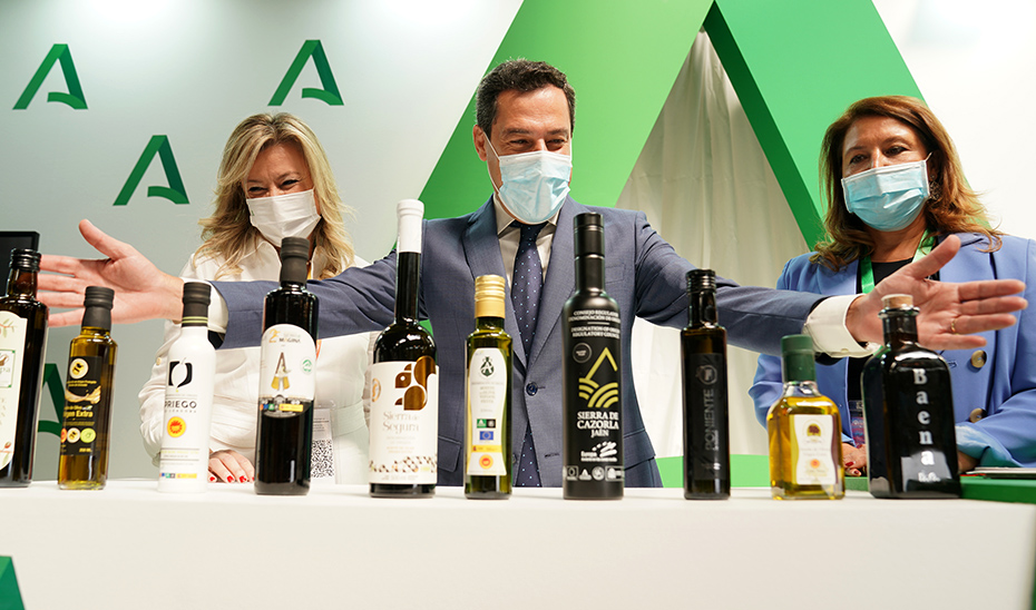 El presidente de la Junta, Juanma Moreno, contempla una selección de aceites de oliva gourmets.