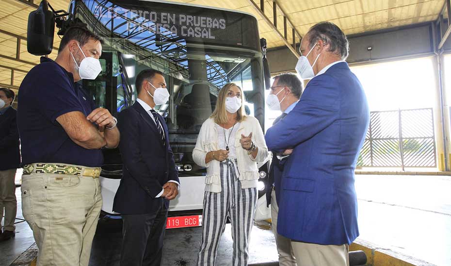 La consejera junto al autobús eléctrico que se está usando para las primeras pruebas.