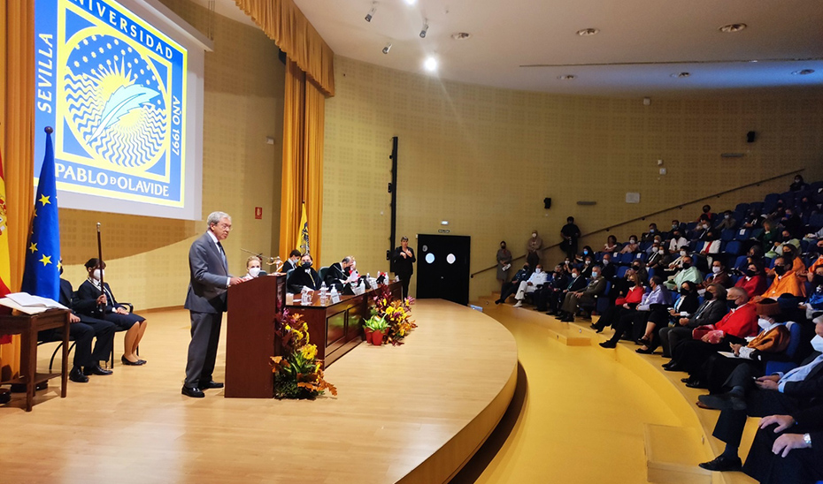 El consejero Rogelio Velasco, durante su intervención en el acto de apertura del curso académico en la Universidad Pablo de Olavide de Sevilla.