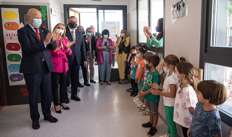 Los consejeros Javier Imbroda y Marifrán Carazo, durante su visita al recién inaugurado colegio de Albolote.