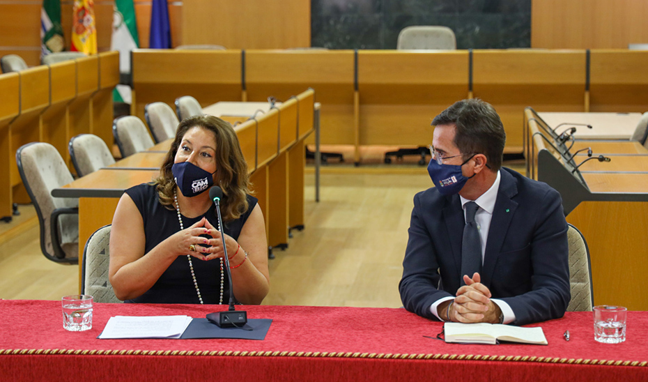Carmen Crespo, con Francisco Góngora, durante la presentación del proyecto de El Ejido.