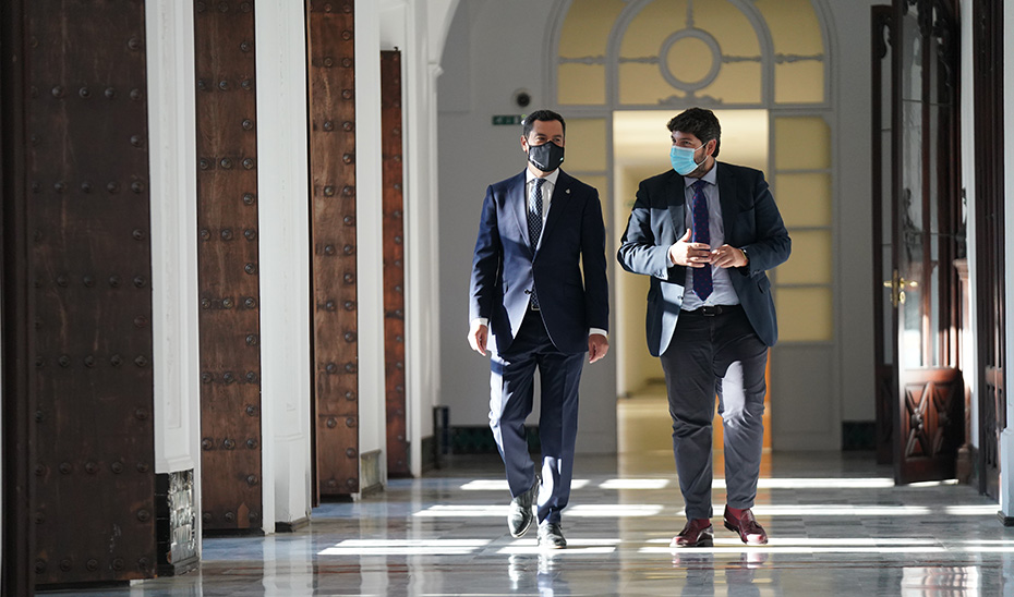 Los dos presidentes dialogan mientras caminan por un pasillo del Palacio de San Telmo.