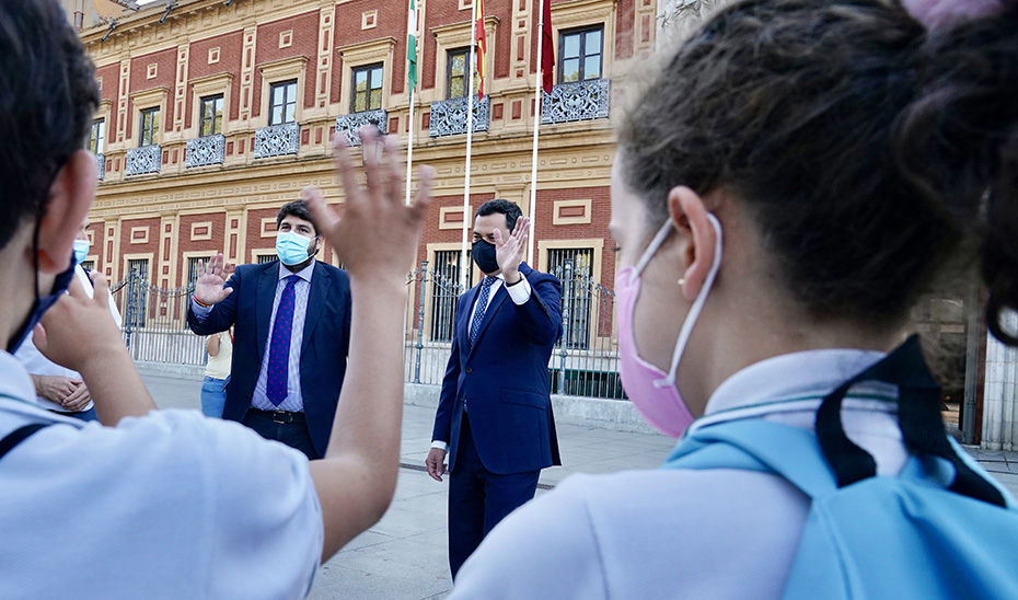 Saludos de Moreno y López Miras a un grupo de escolares al llegar el presidente murciano.