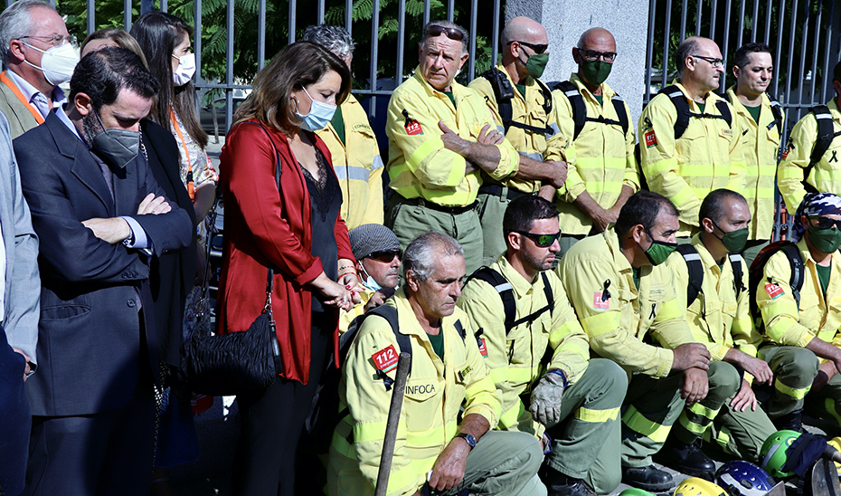 Crespo participa en un minuto de silencio con miembros del Infoca en memoria del bombero fallecido en Sierra Bermeja.