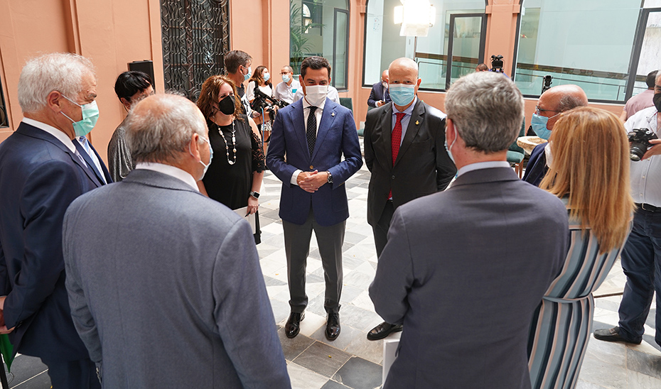 El presidente de la Junta saluda a los representantes del la Educación Concertada en Andalucía.