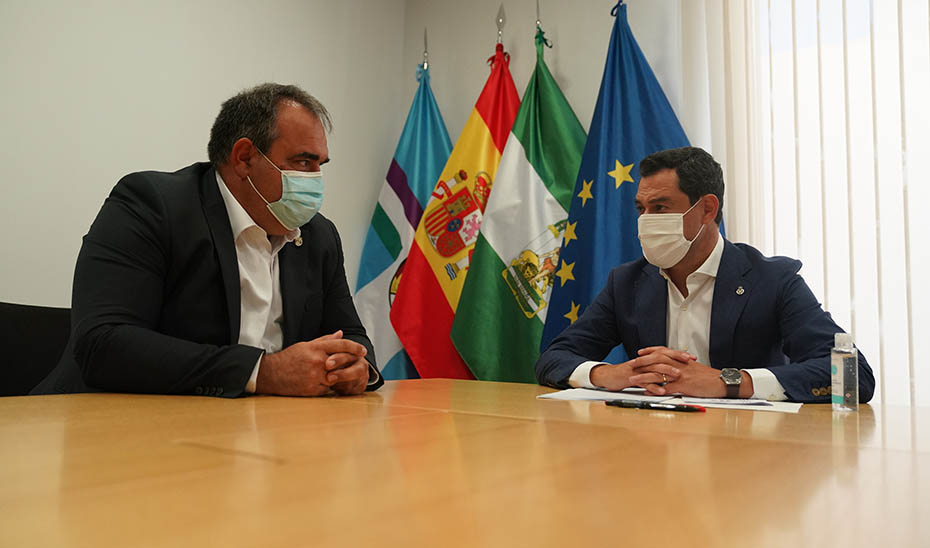 Juanma Moreno reunido con el alcalde de Pizarra, Félix Lozano.
