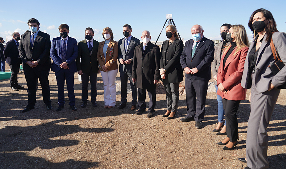 El presidente de la Junta, con el resto de autoridades, en la zona donde se construye el futuro hospital.