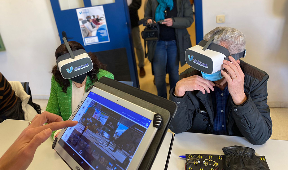 La consejera prueba una de las gafas de realidad virtual usadas en el taller de la memoria.