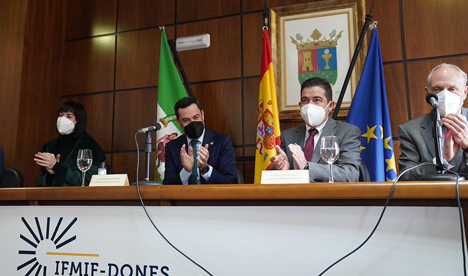 El presidente de la Junta, Juanma Moreno, en la mesa presidencial del acto de la firma del convenio. 